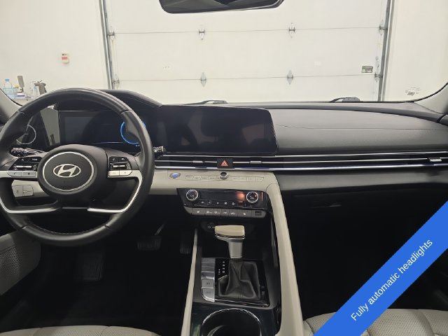 Used 2025 Hyundai Elantra Limited FWD image 13