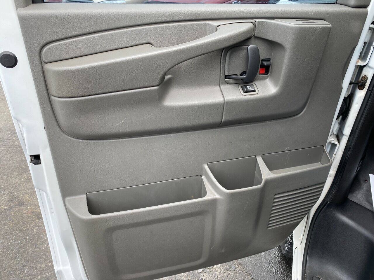 Used 2008 Chevrolet Express 3500 Extended Passenger w/ LT Preferred Equipment Group RWD image 11
