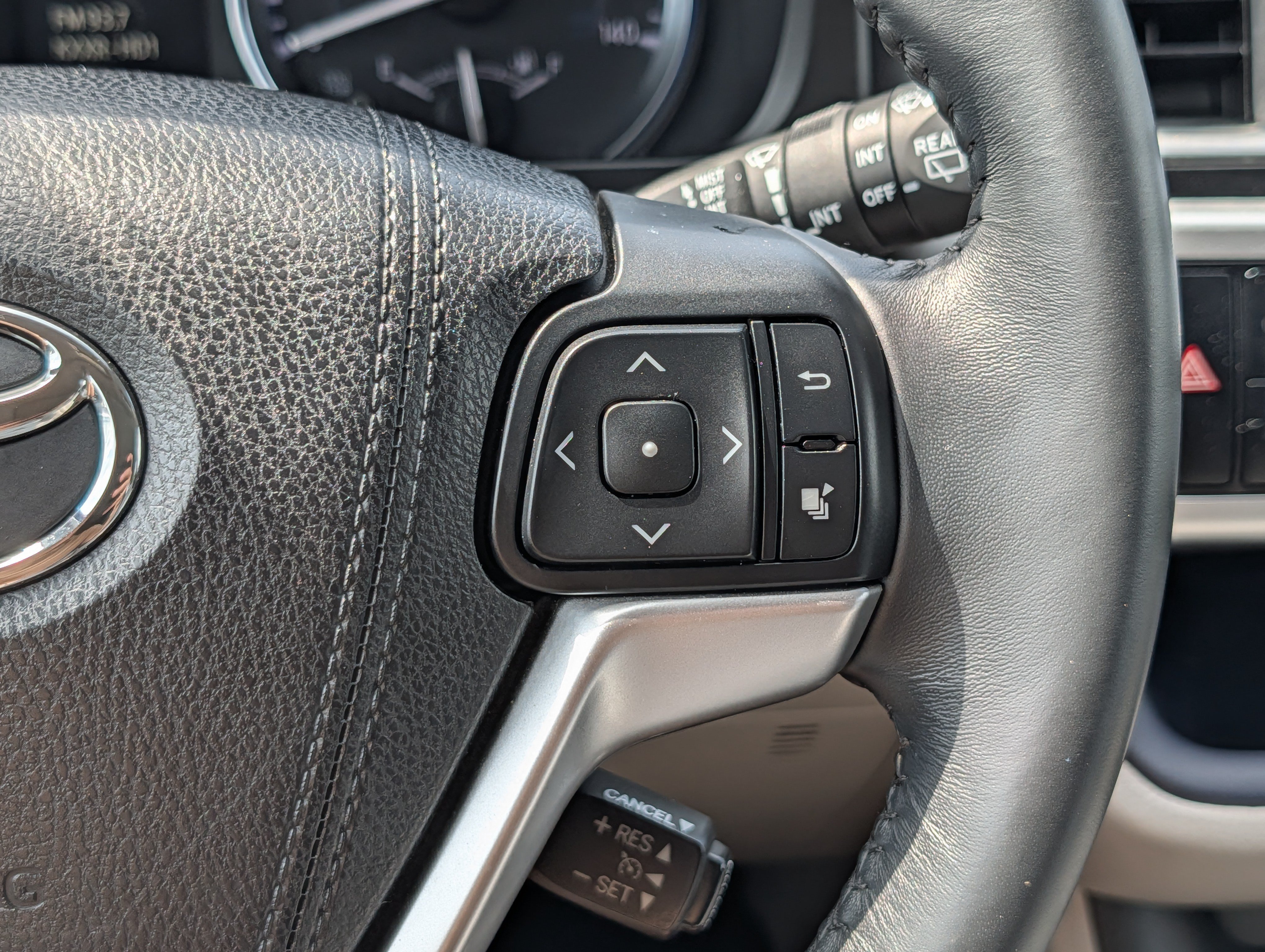 Used 2015 Toyota Highlander XLE AWD/4WD image 30