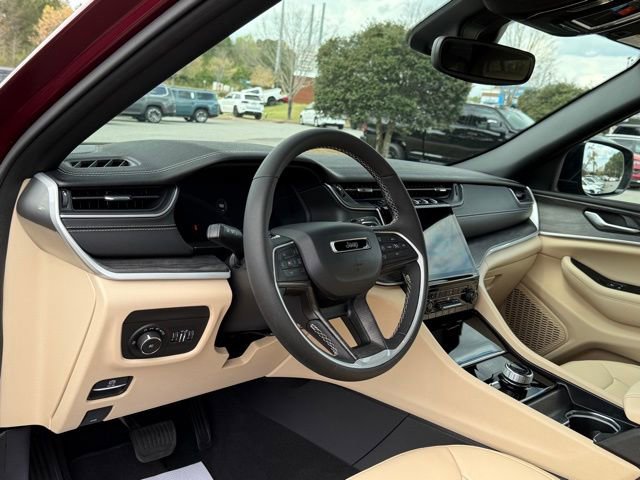 Used 2024 Jeep Grand Cherokee Limited AWD/4WD image 16