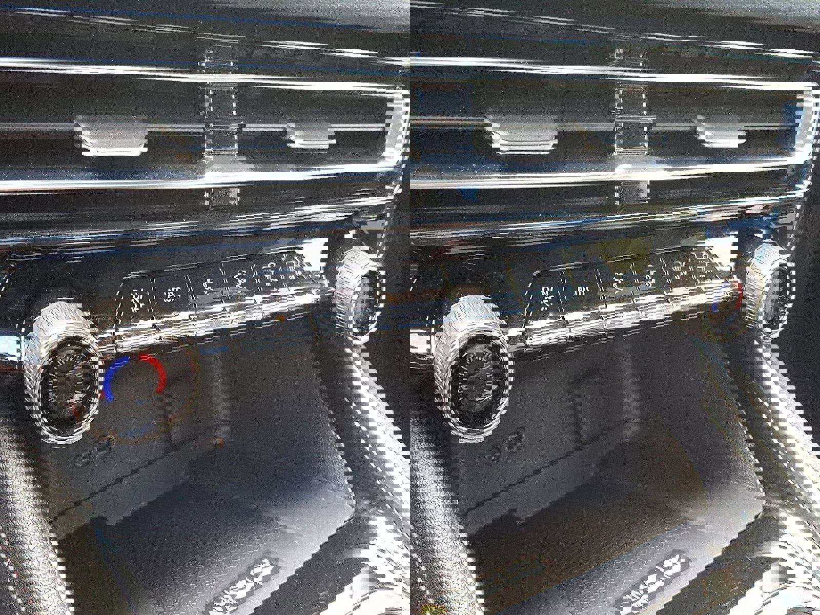 Used 2024 Chevrolet Traverse RS image 18