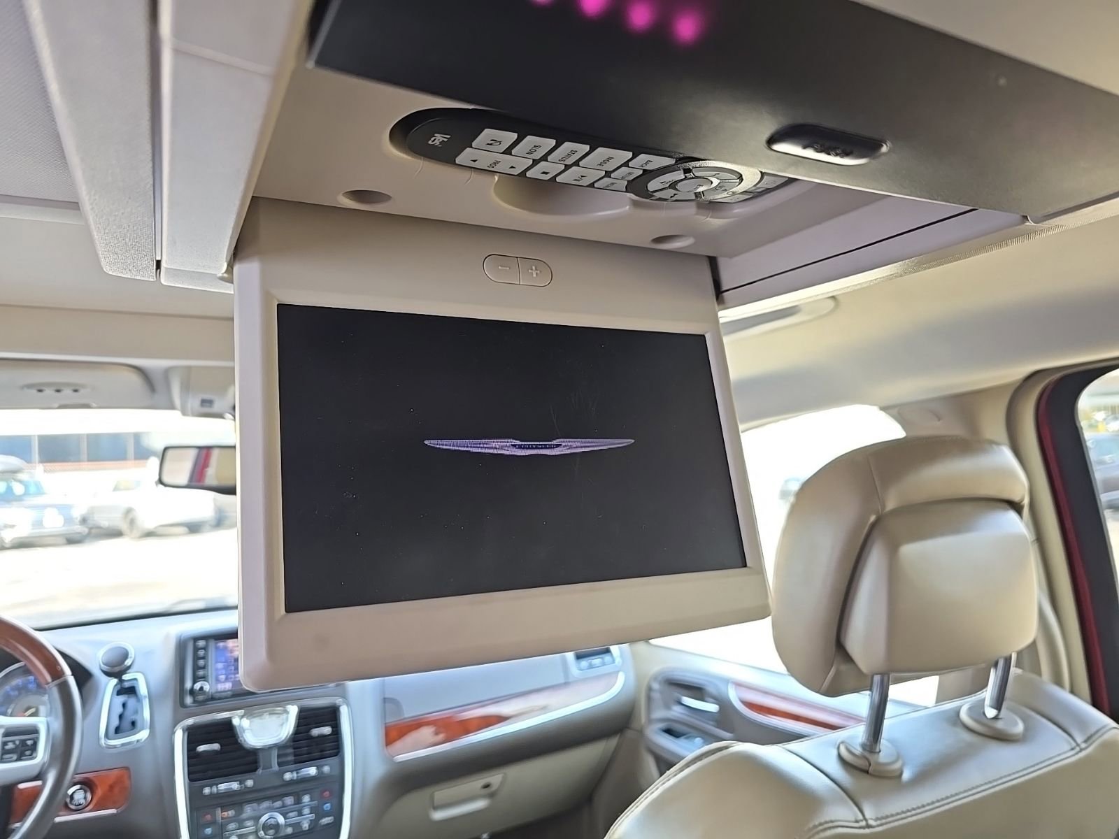 Used 2013 Chrysler Town & Country Limited w/ Luxury Group FWD image 19