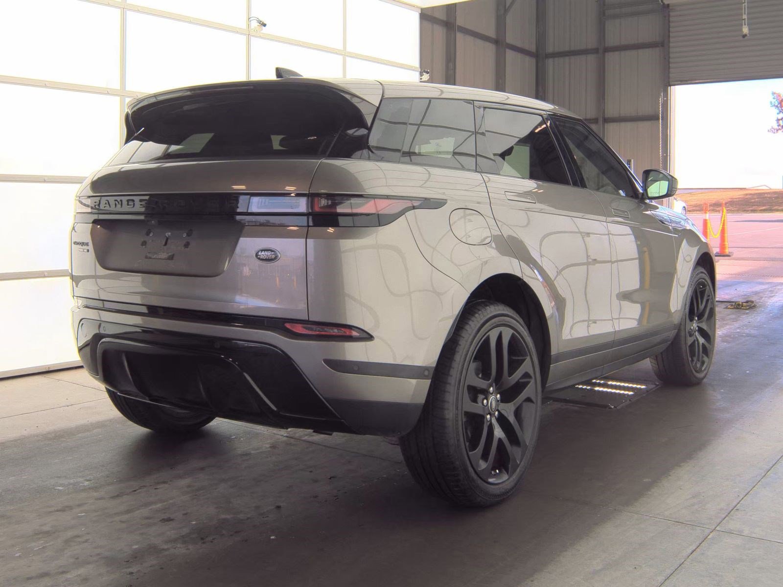 Used 2020 Land Rover Range Rover Evoque SE image 7