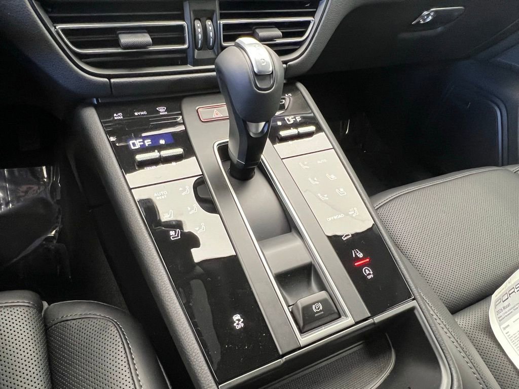 Certified 2026 Porsche Macan AWD/4WD image 11