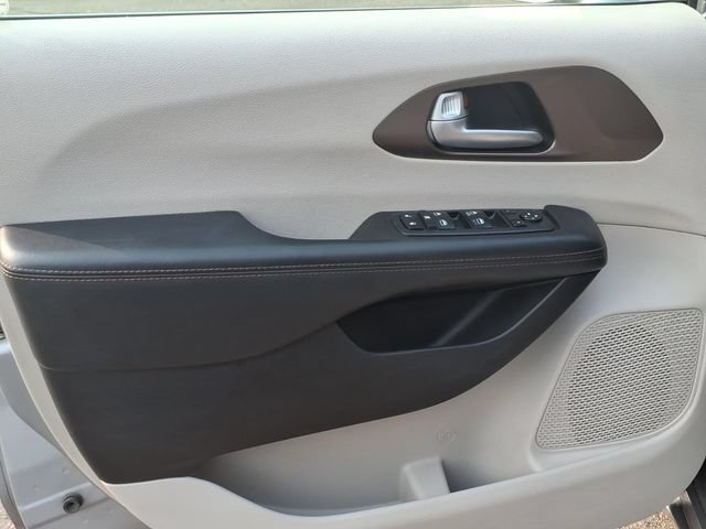 Used 2018 Chrysler Pacifica Touring Plus FWD image 8
