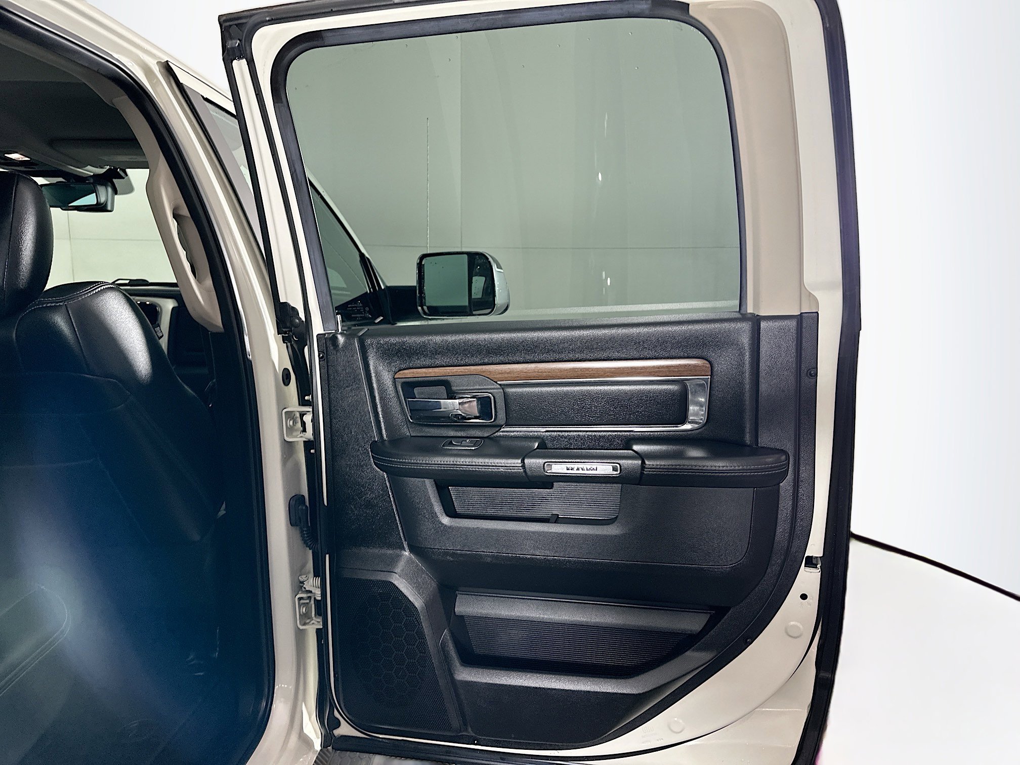 Used 2016 RAM 1500 Laramie w/ Convenience Group image 28