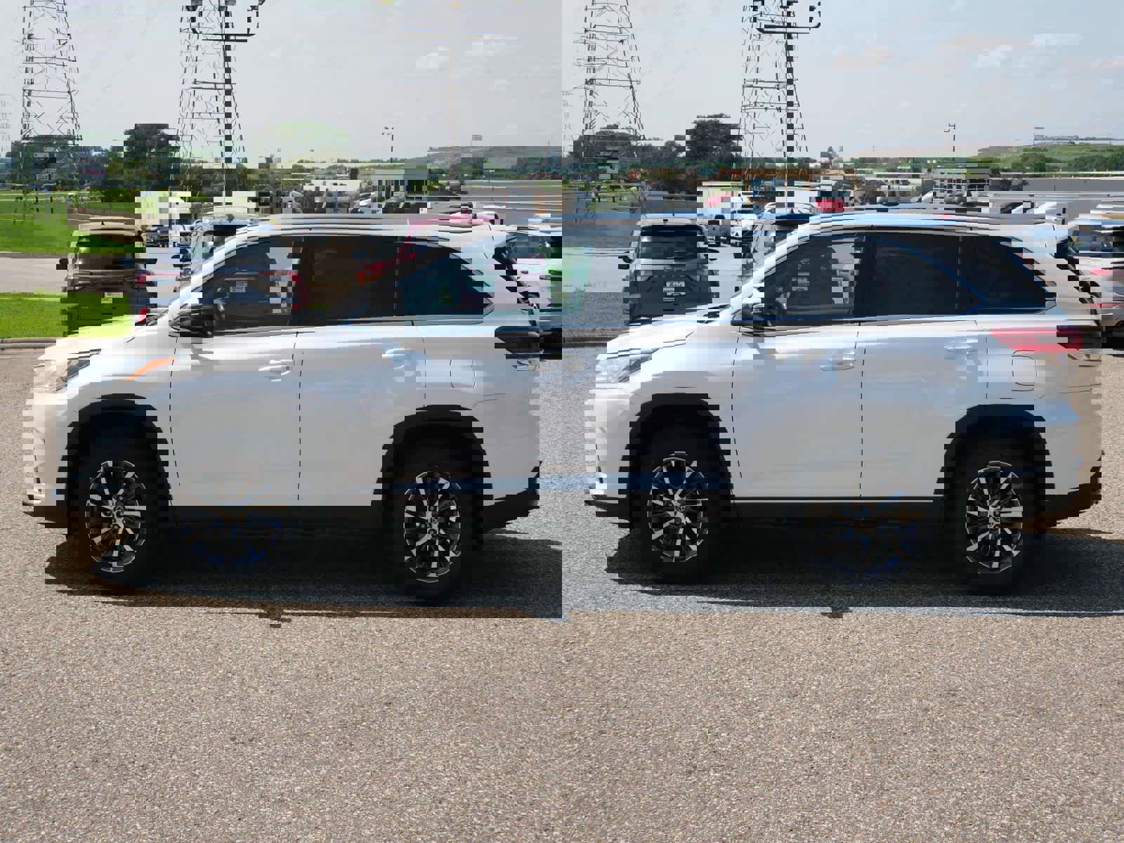 Used 2019 Toyota Highlander XLE image 4