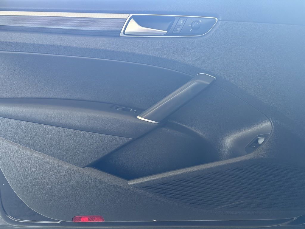 Used 2018 Volkswagen Passat 3.6 FWD image 11