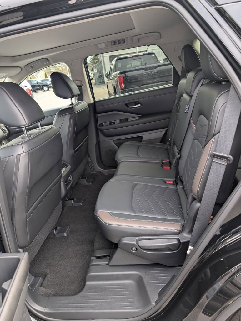 Used 2025 Nissan Pathfinder Platinum w/ Cargo Package AWD/4WD image 15