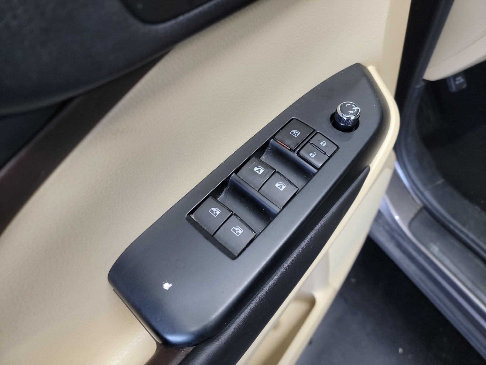Used 2015 Toyota Highlander XLE FWD image 14