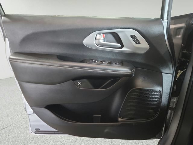 Used 2021 Chrysler Pacifica Touring-L w/ S Appearance Package FWD image 18