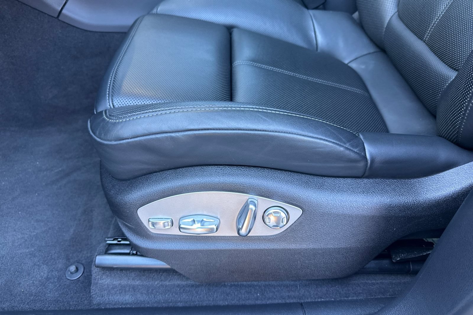Used 2025 Porsche Macan AWD/4WD image 14