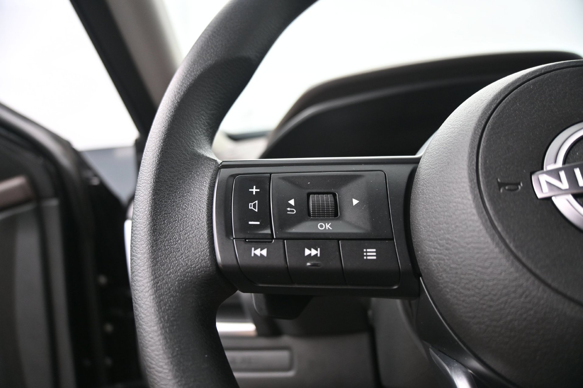 Used 2023 Nissan Rogue S AWD/4WD image 21