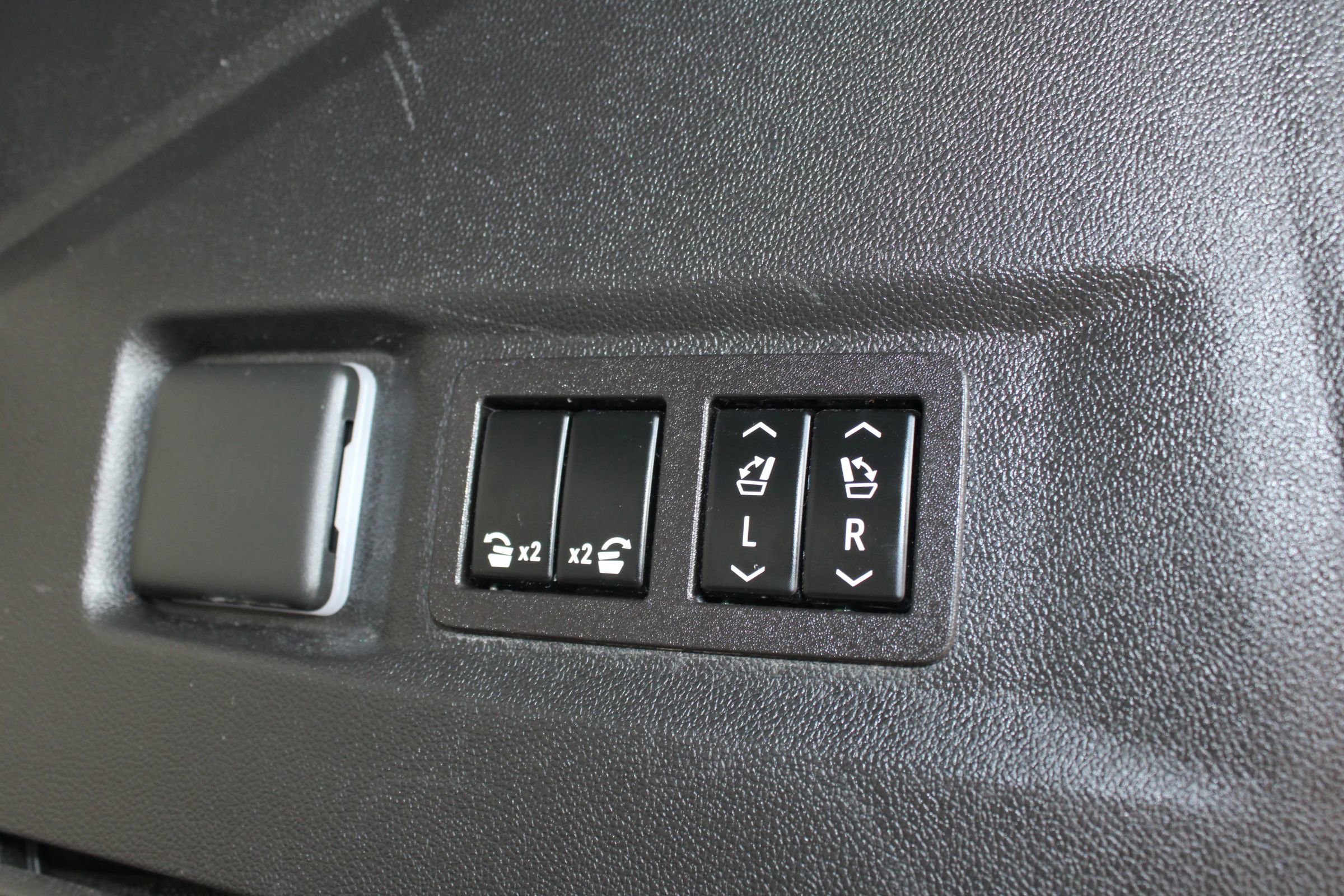 Used 2023 GMC Yukon AT4 w/ AT4 Premium Plus Package image 34