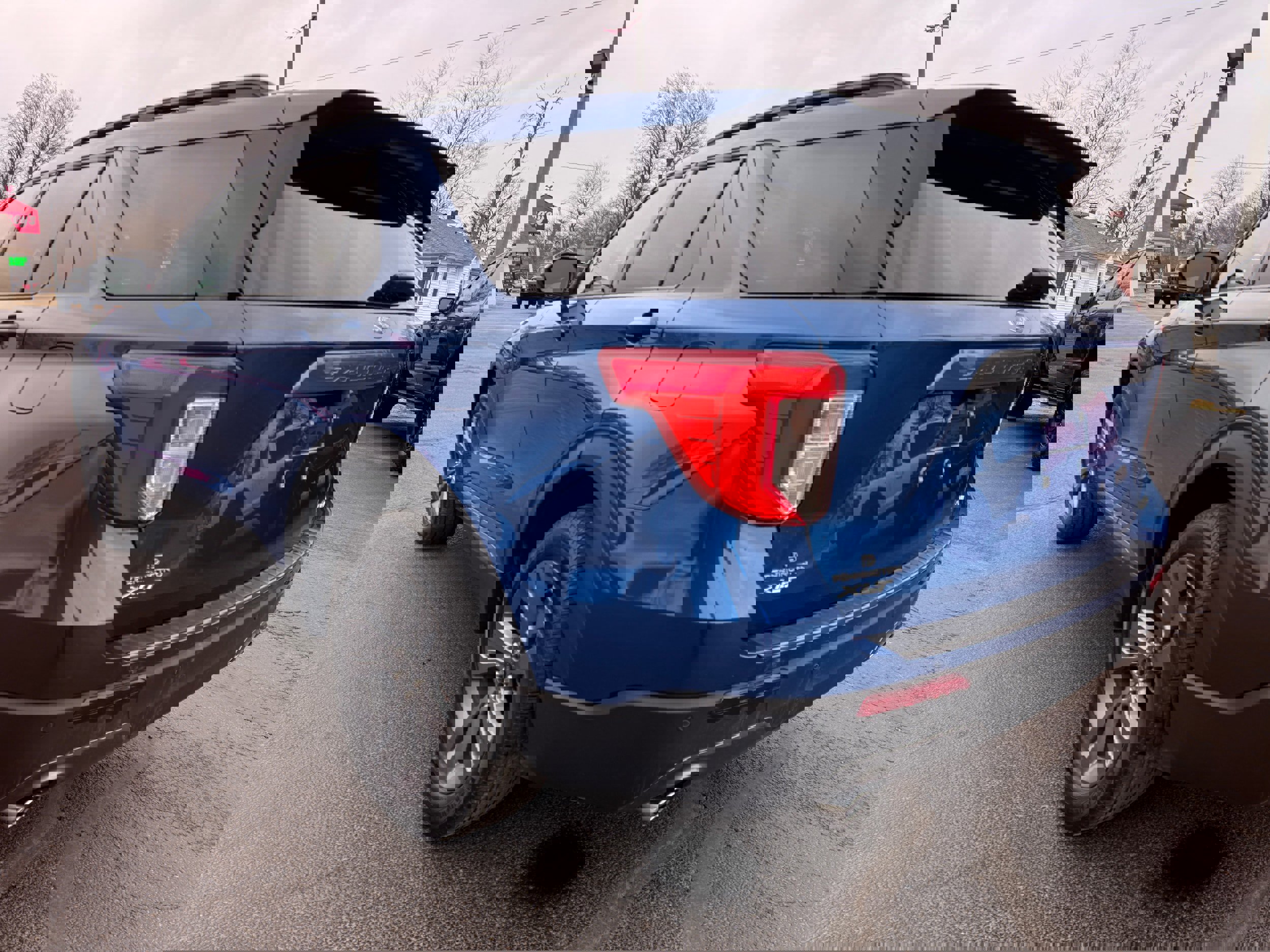 Used 2023 Ford Explorer XLT w/ Equipment Group 202A image 5