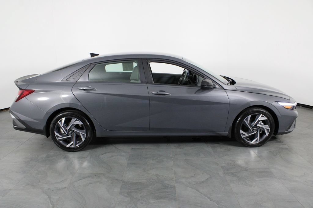 Certified 2025 Hyundai Elantra Sport FWD image 15