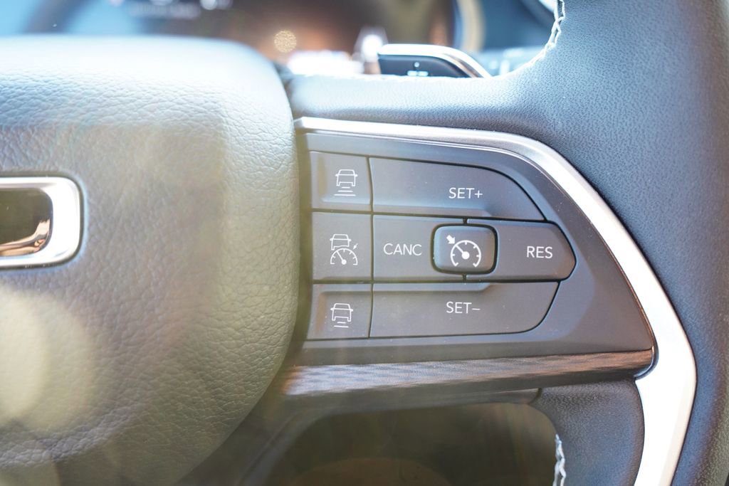 Certified 2025 Jeep Grand Cherokee Altitude image 28