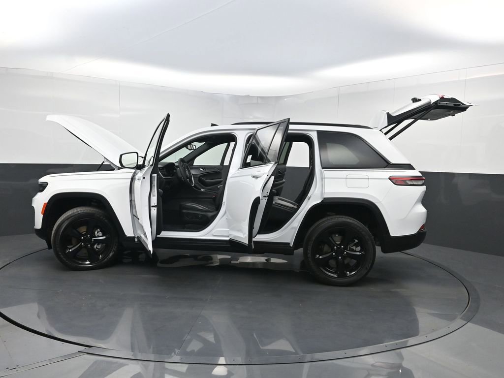 Used 2023 Jeep Grand Cherokee Altitude AWD/4WD image 39