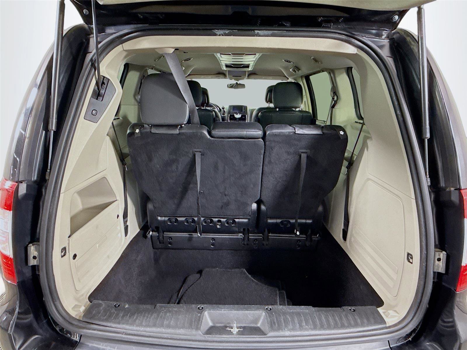 Used 2016 Chrysler Town & Country Touring image 18