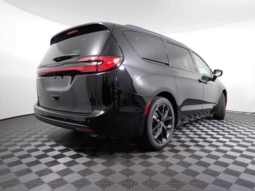 New 2026 Chrysler Pacifica Select w/ S Appearance Package image 15
