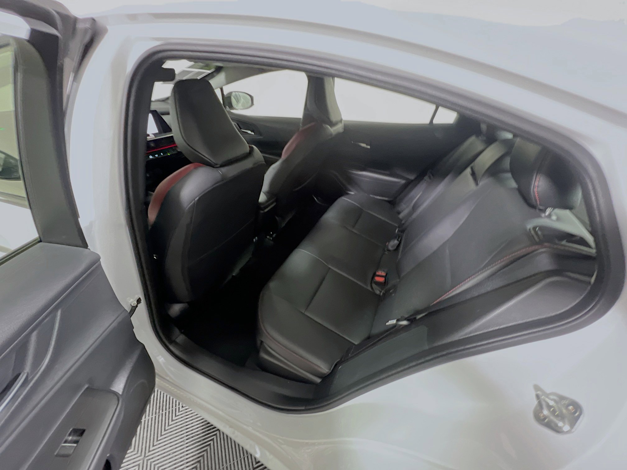 Used 2025 Toyota Prius Plug-In Hybrid FWD image 29