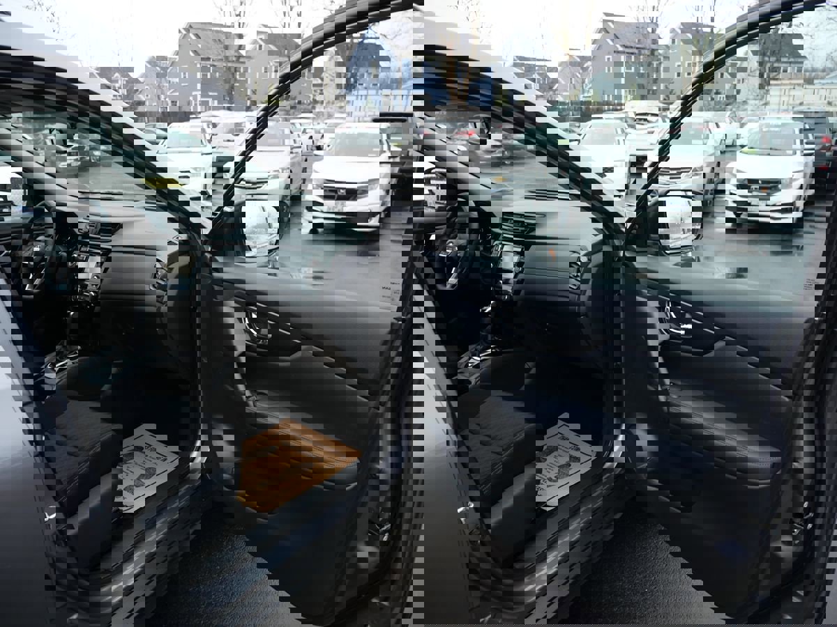 Used 2017 Nissan Rogue SV w/ SV Premium Package image 20