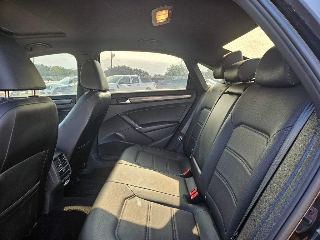 Used 2022 Volkswagen Passat 2.0T R-Line image 11
