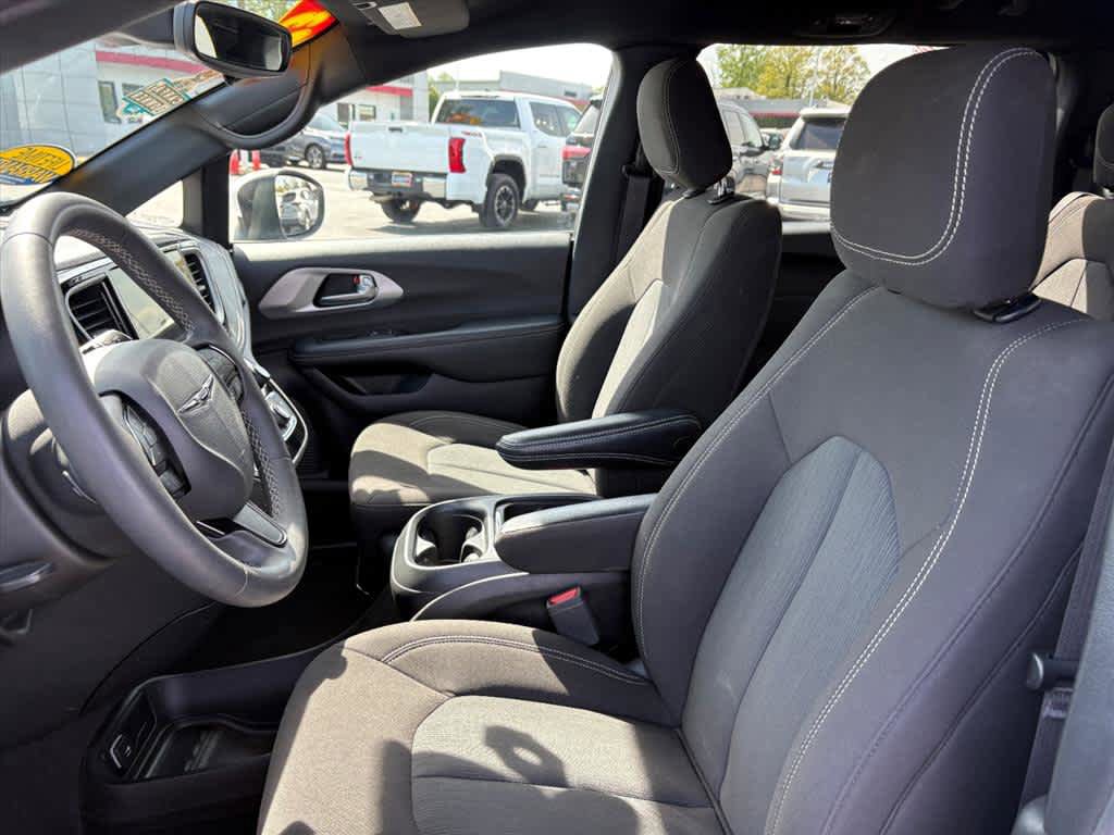 Used 2023 Chrysler Pacifica Touring FWD image 23