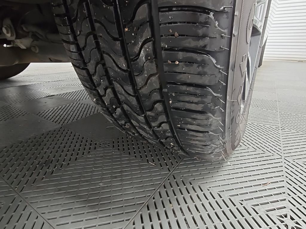 Used 2015 Dodge Challenger SXT image 41