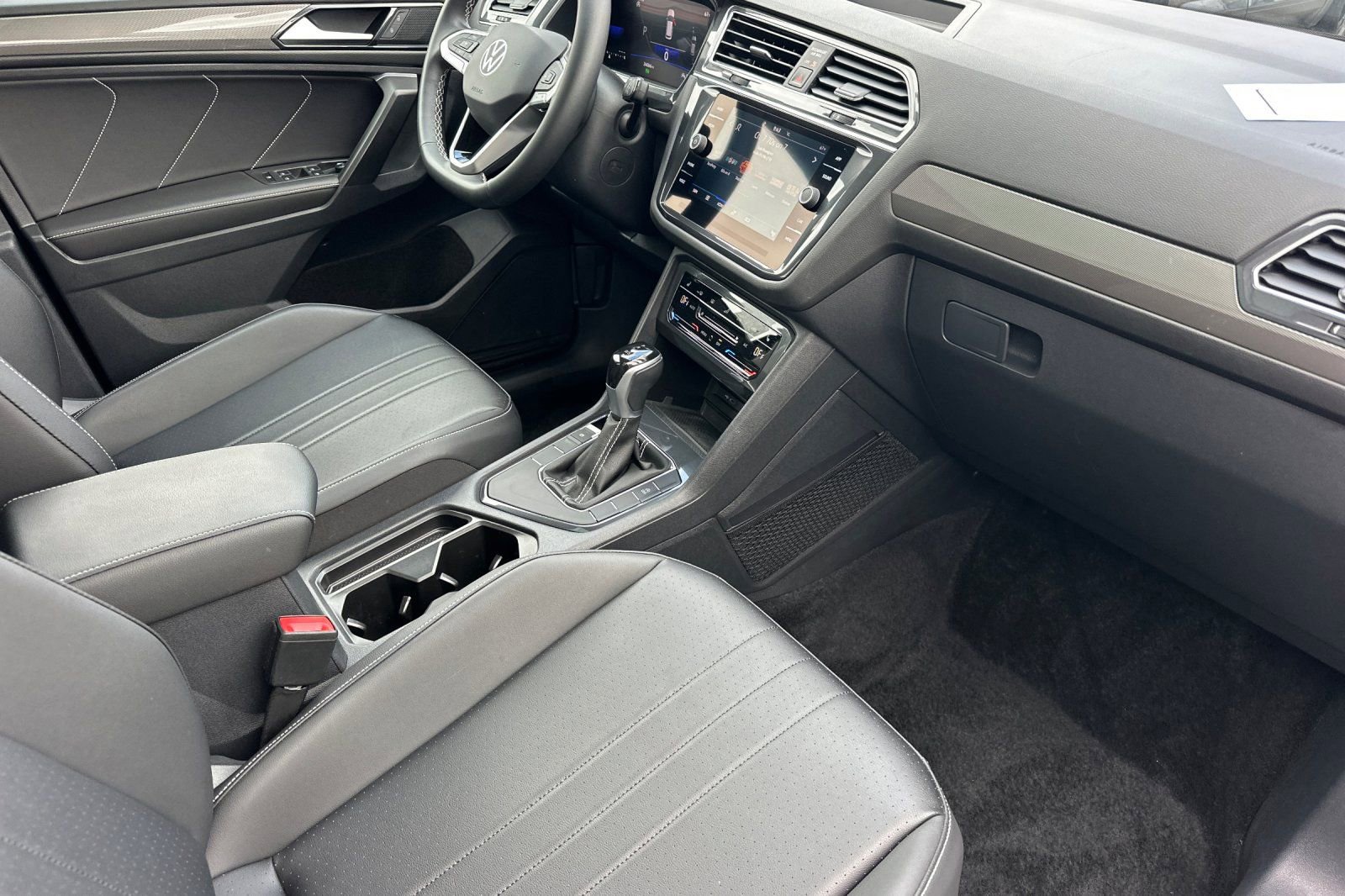 Used 2023 Volkswagen Tiguan SE w/ Panoramic Sunroof Package FWD image 17