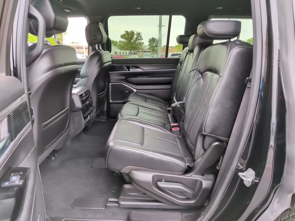 Used 2023 Jeep Wagoneer Series III w/ Preferred Equipment Group AWD/4WD image 13