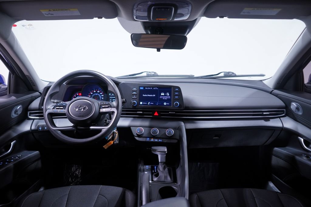 Used 2023 Hyundai Elantra SE w/ Cargo Package image 9