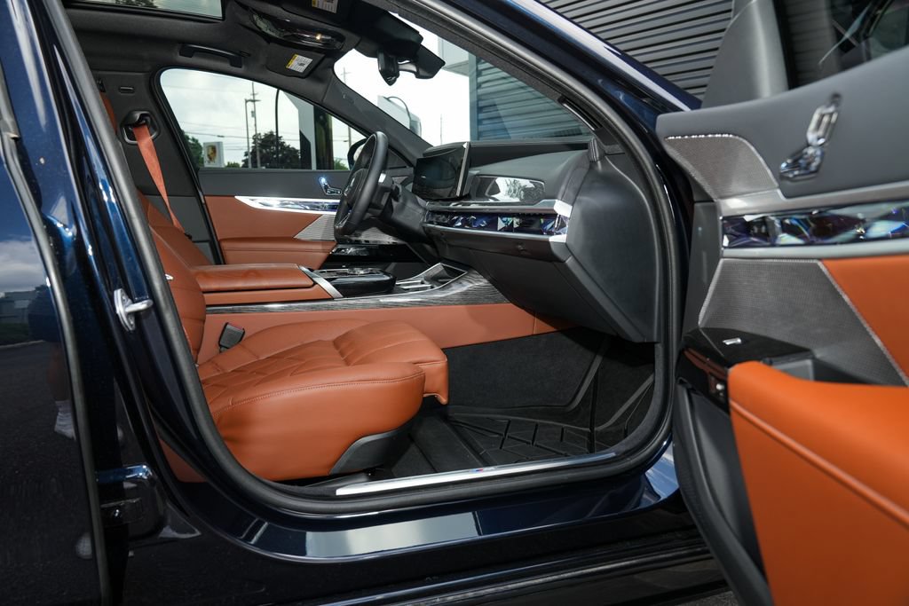 Used 2025 BMW i7 xDrive60 AWD/4WD image 34