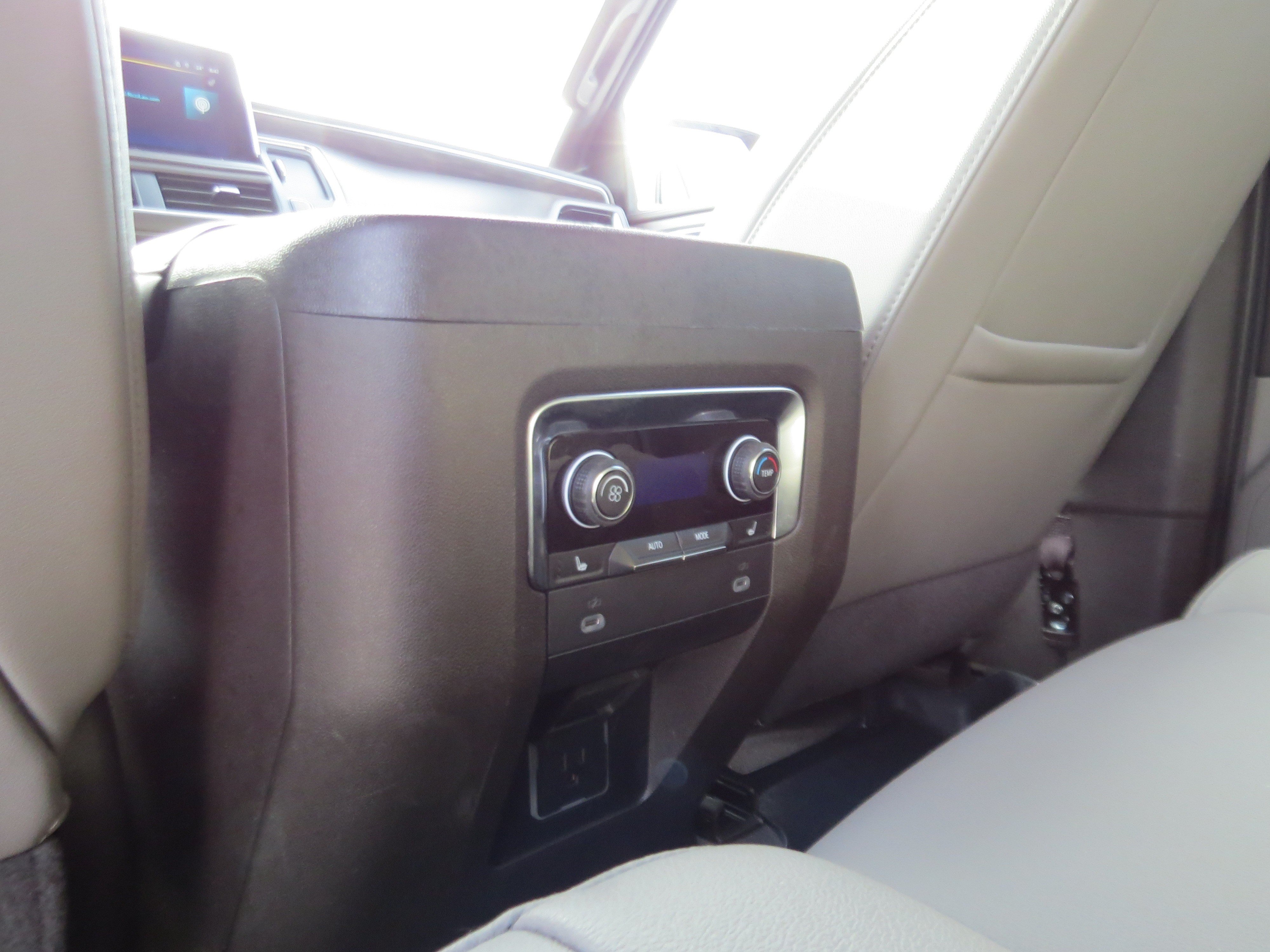 Used 2024 Chevrolet Suburban Z71 w/ Luxury Package AWD/4WD image 12