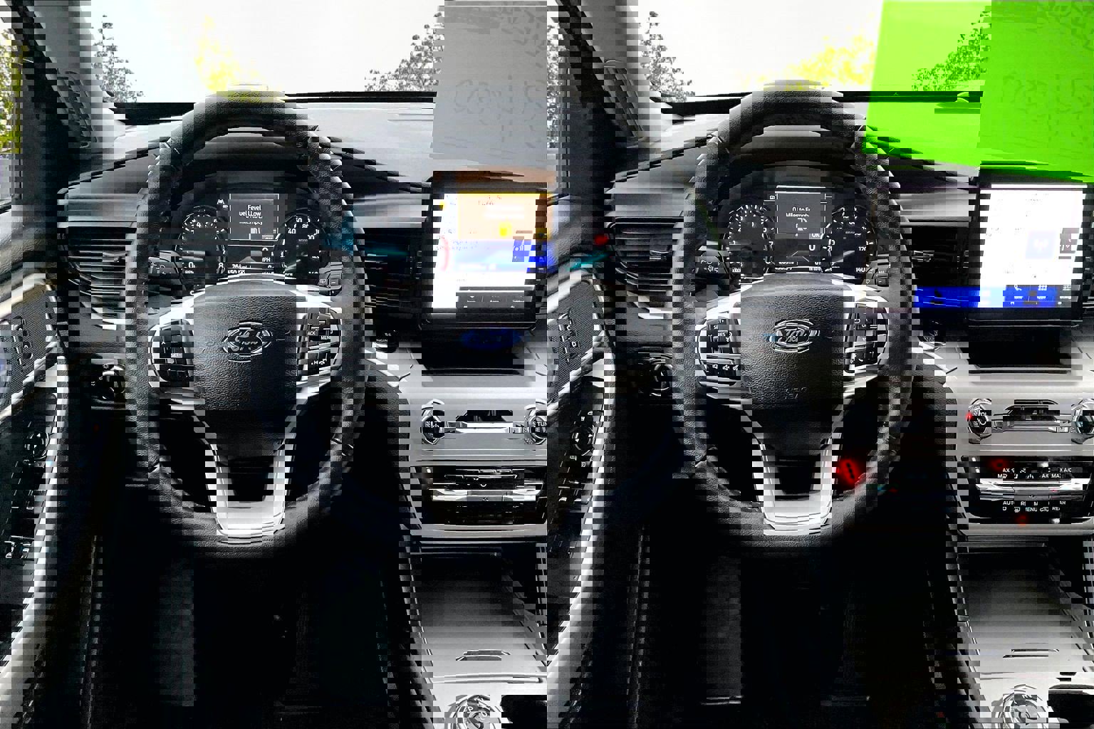 Used 2024 Ford Explorer XLT image 5