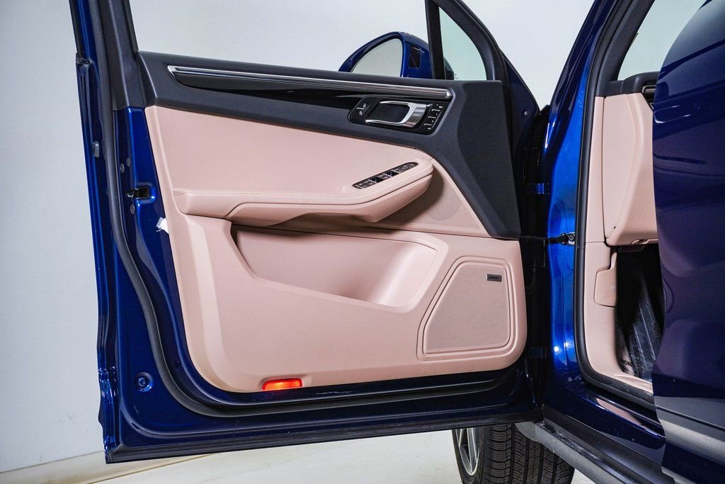 Certified 2025 Porsche Macan image 24