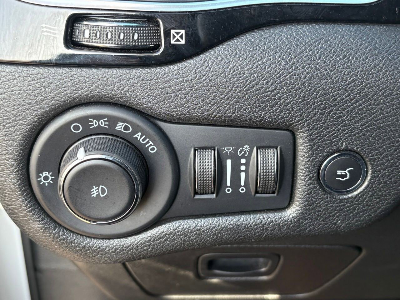 Used 2023 Jeep Cherokee Altitude Lux AWD/4WD image 15
