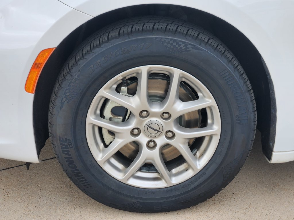 Used 2024 Chrysler Pacifica Touring-L FWD image 19