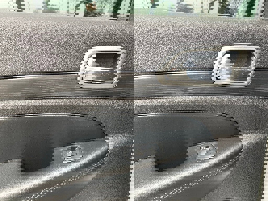 Used 2021 Jeep Grand Cherokee Laredo image 12