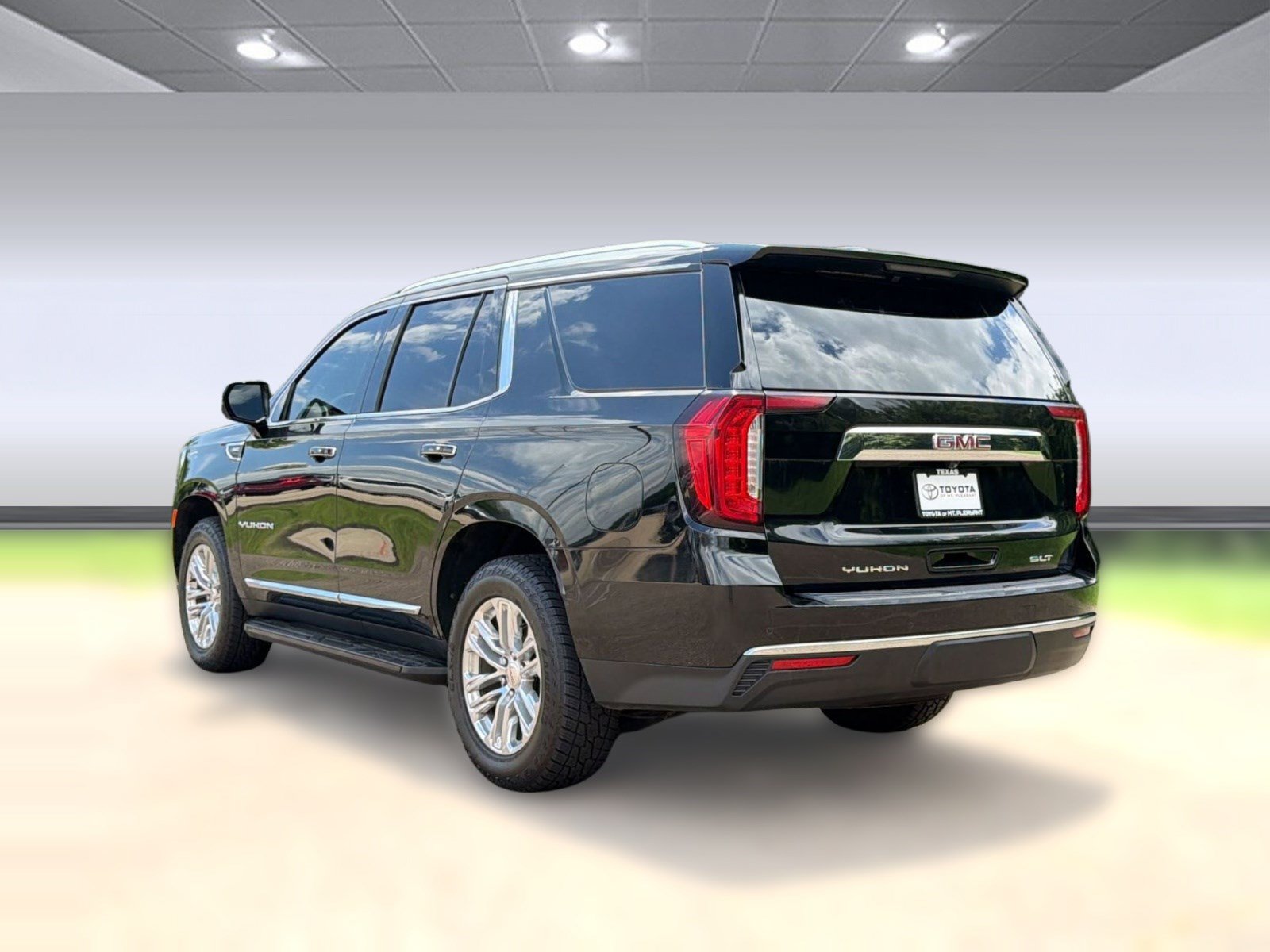 Used 2023 GMC Yukon SLT w/ SLT Luxury Package AWD/4WD image 3