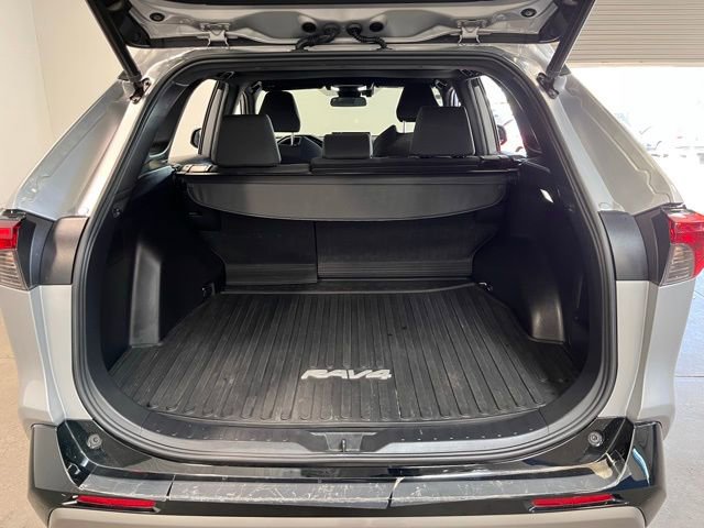Used 2022 Toyota RAV4 SE w/ Convenience Package image 16