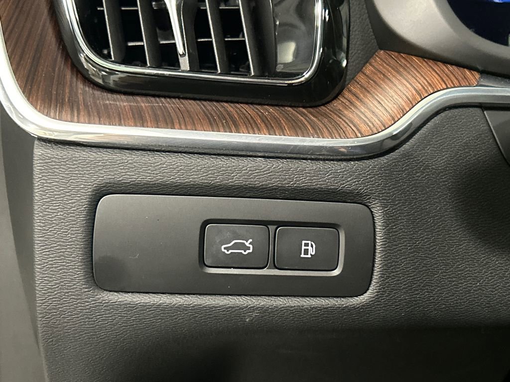 Certified 2024 Volvo XC60 T8 Ultimate w/ Protection Package Premier image 21