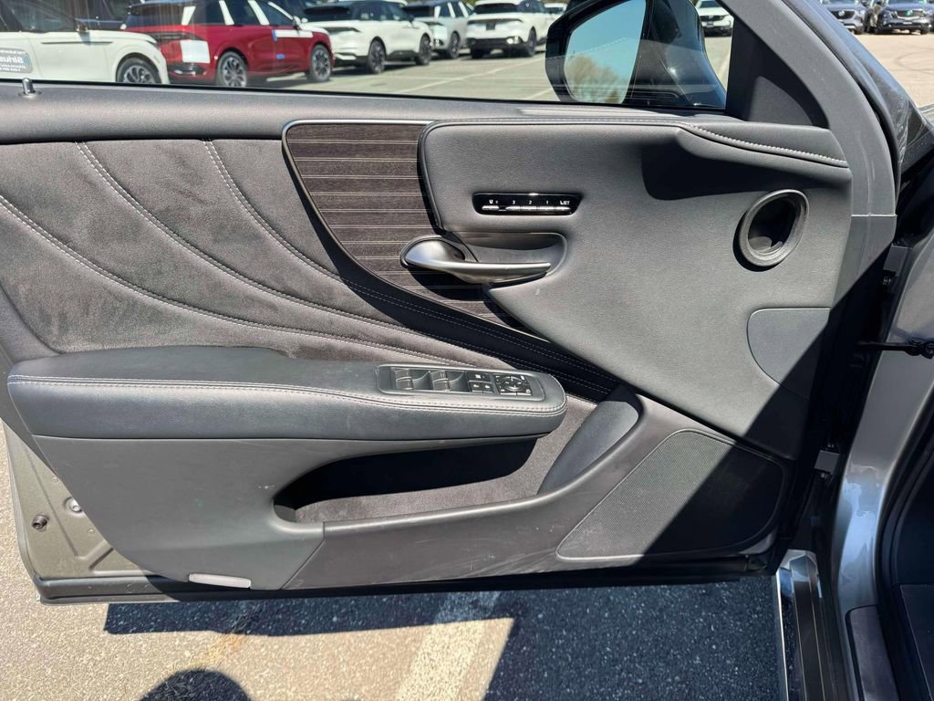 Used 2018 Lexus LS 500h AWD image 18