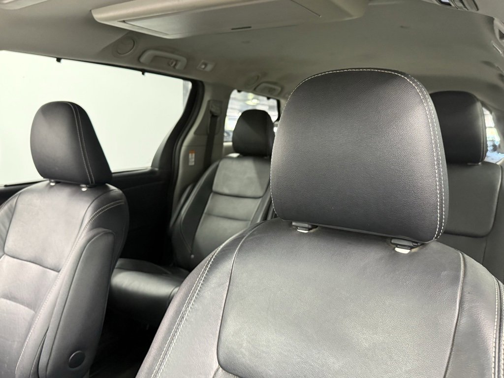 Used 2015 Toyota Sienna SE Premium image 18