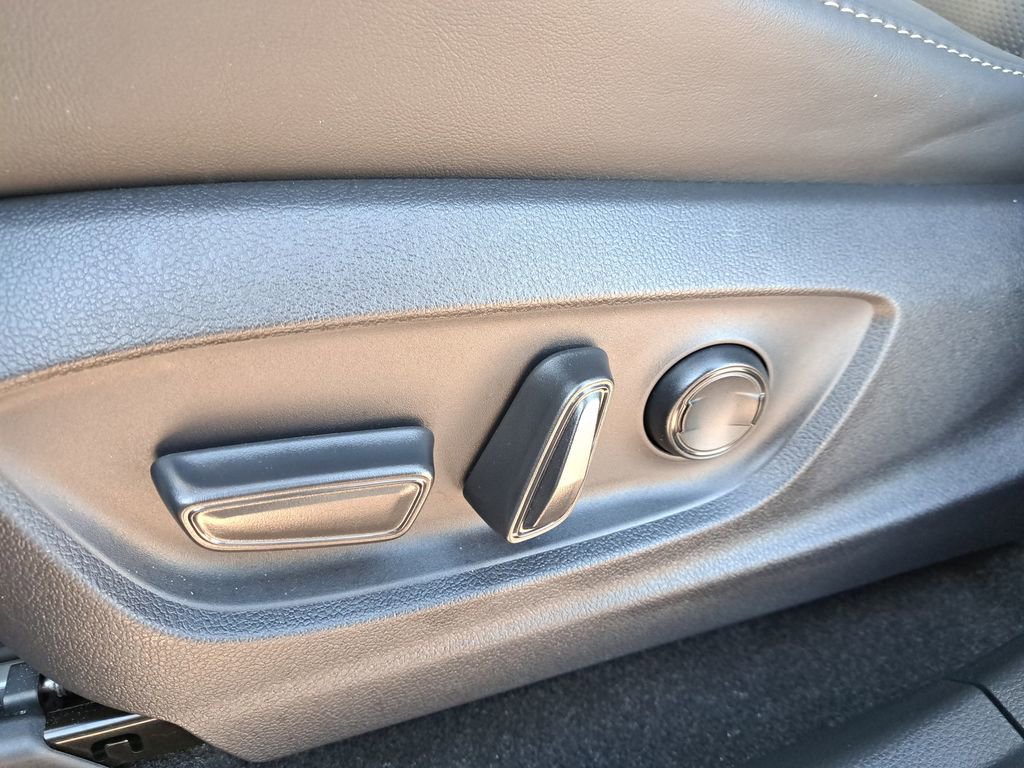 Certified 2025 Toyota Crown Signia image 16