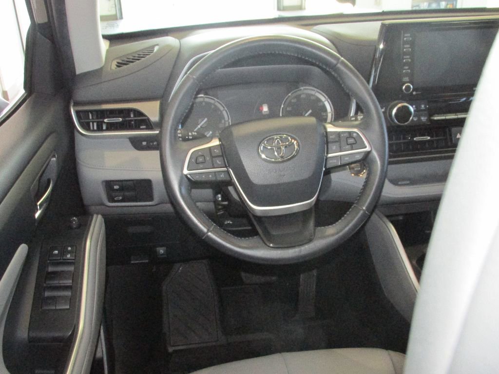 Used 2022 Toyota Highlander XLE image 16