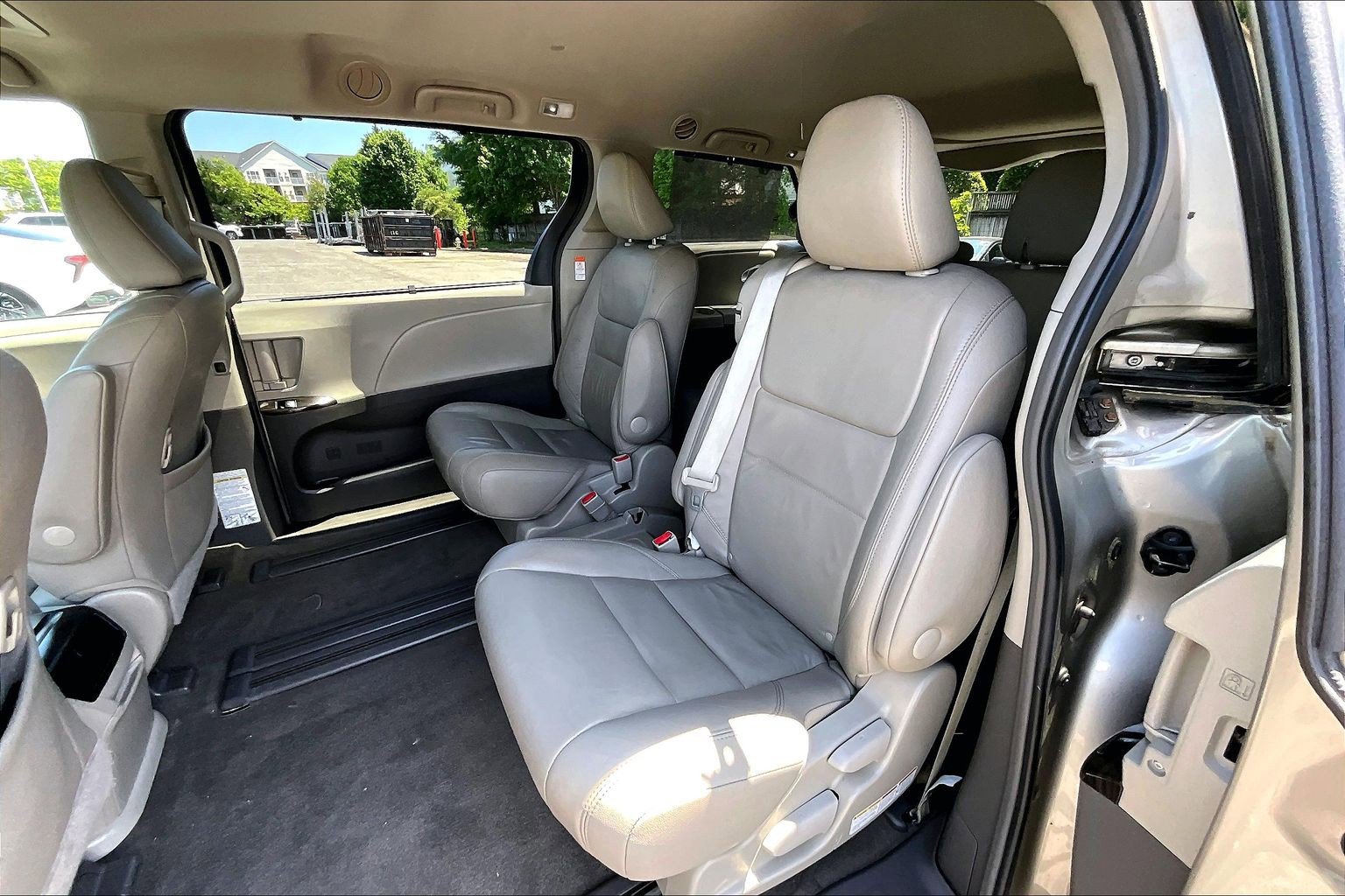 Used 2017 Toyota Sienna XLE FWD image 25