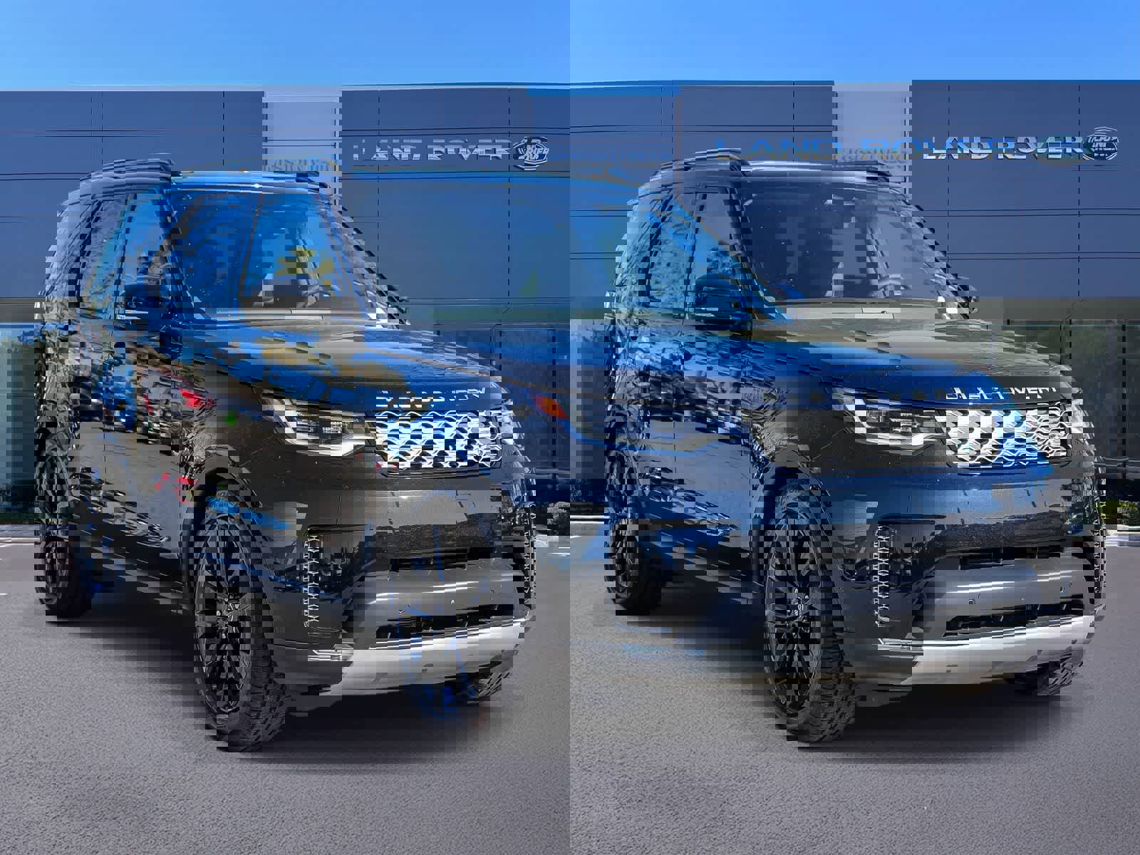 New 2026 Land Rover Discovery S image 3