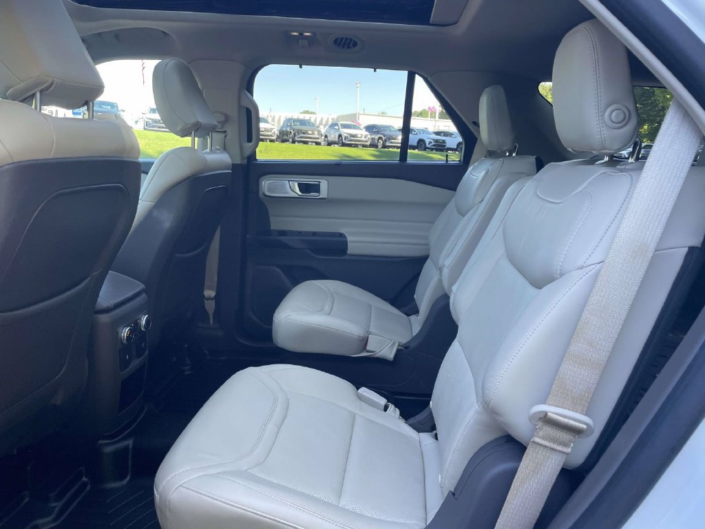 Used 2020 Ford Explorer Platinum w/ Premium Technology Package AWD/4WD image 11