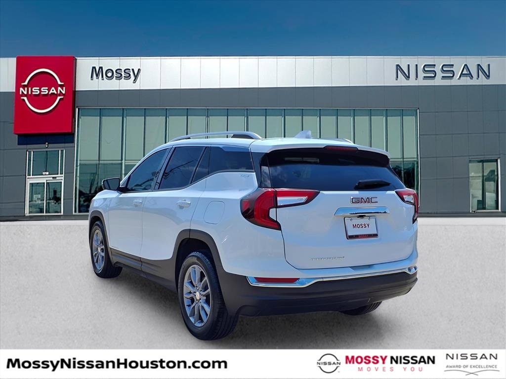 Used 2024 GMC Terrain SLT image 3